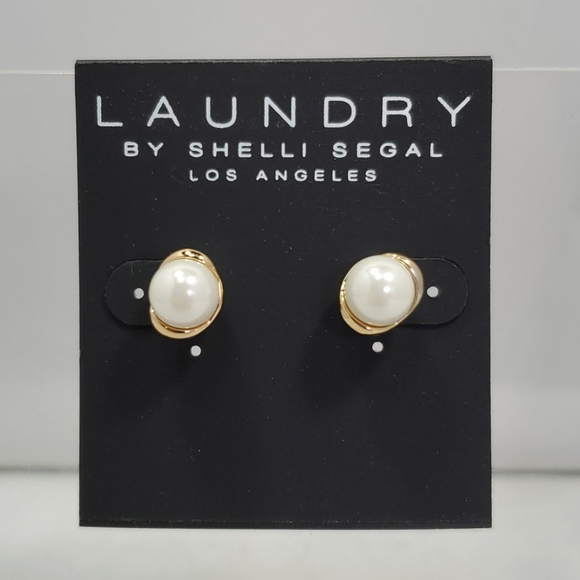Laundry gold with pearl stud earrings - Picture 1 of 3